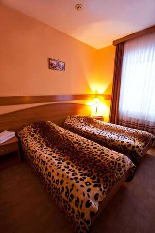 Гостиница Кристалл Ханты-Мансийск Двухместный номер с 1 кроватью или 2 отдельными кроватями и балконом-2