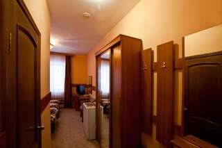 Гостиница Кристалл Ханты-Мансийск Двухместный номер с 1 кроватью или 2 отдельными кроватями и балконом-3