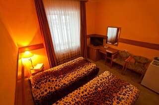 Гостиница Кристалл Ханты-Мансийск Двухместный номер с 1 кроватью или 2 отдельными кроватями и балконом-4