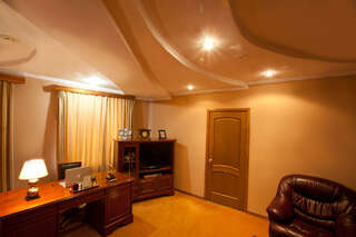 Гостиница Кристалл Ханты-Мансийск Люкс трехкомнатный с кабинетом-5