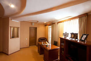 Гостиница Кристалл Ханты-Мансийск Люкс трехкомнатный с кабинетом-1