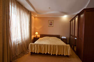 Гостиница Кристалл Ханты-Мансийск Люкс трехкомнатный с кабинетом-2